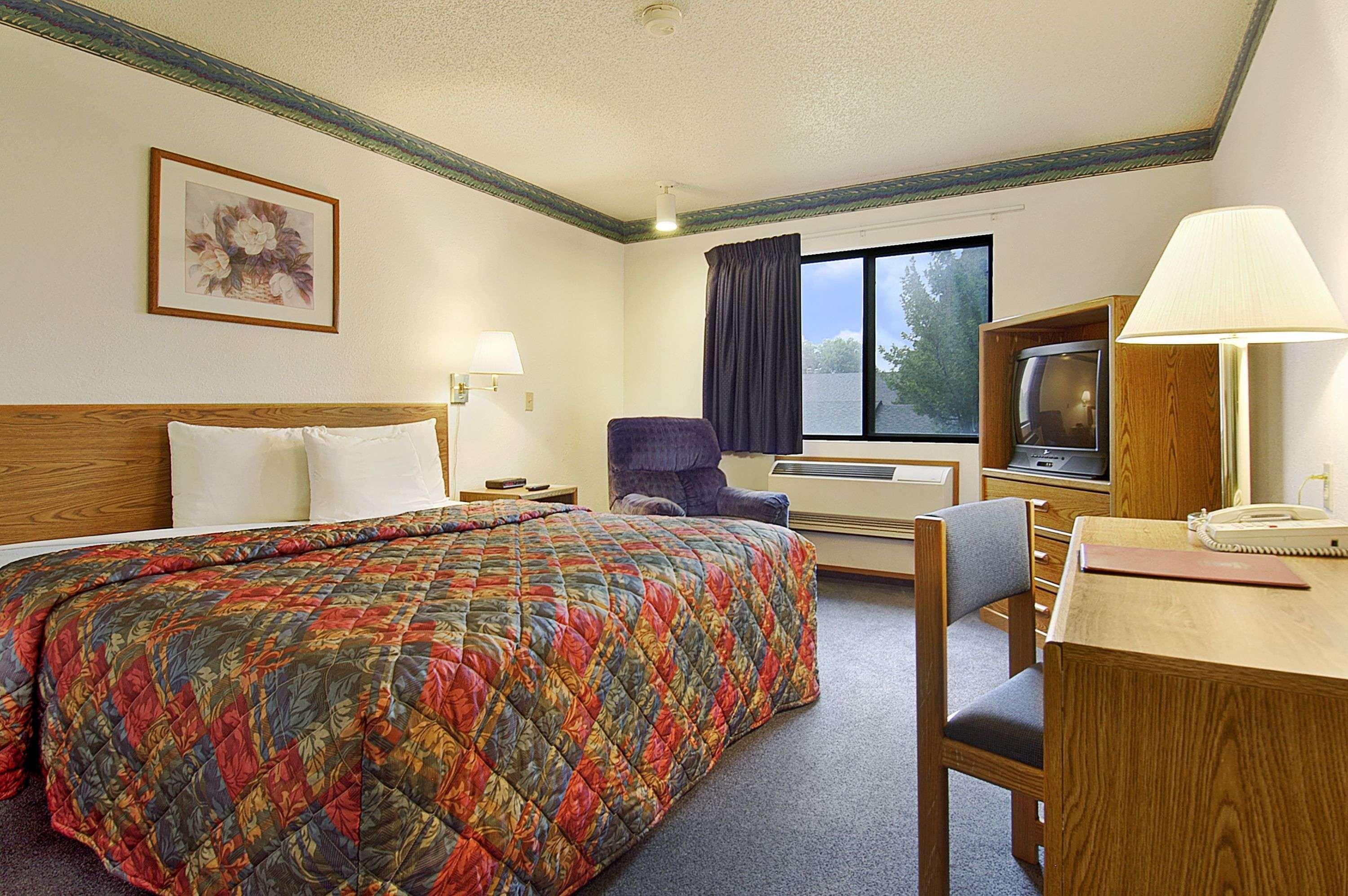 Super 8 By Wyndham Omaha/West Dodge Motel Екстериор снимка