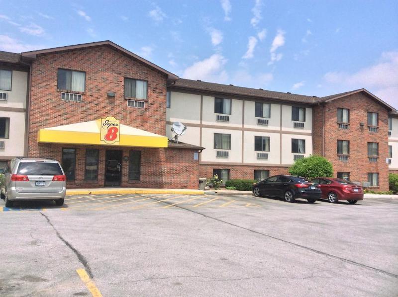 Super 8 By Wyndham Omaha/West Dodge Motel Екстериор снимка